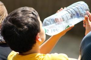 boy-drinking-from-bottle-738210_960_720