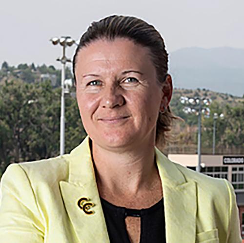 Lesley Irvine headshot.