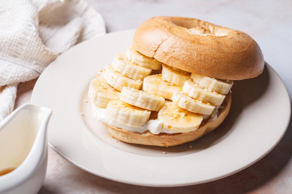 Bagel with sliced banana.