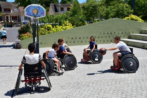 Young co-ed wheelchair basketball players.